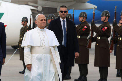 Papst Leo XIV. für erste Auslandsreise in Türkei gelandet