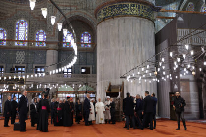 Papst besichtigt Blaue Moschee in Istanbul