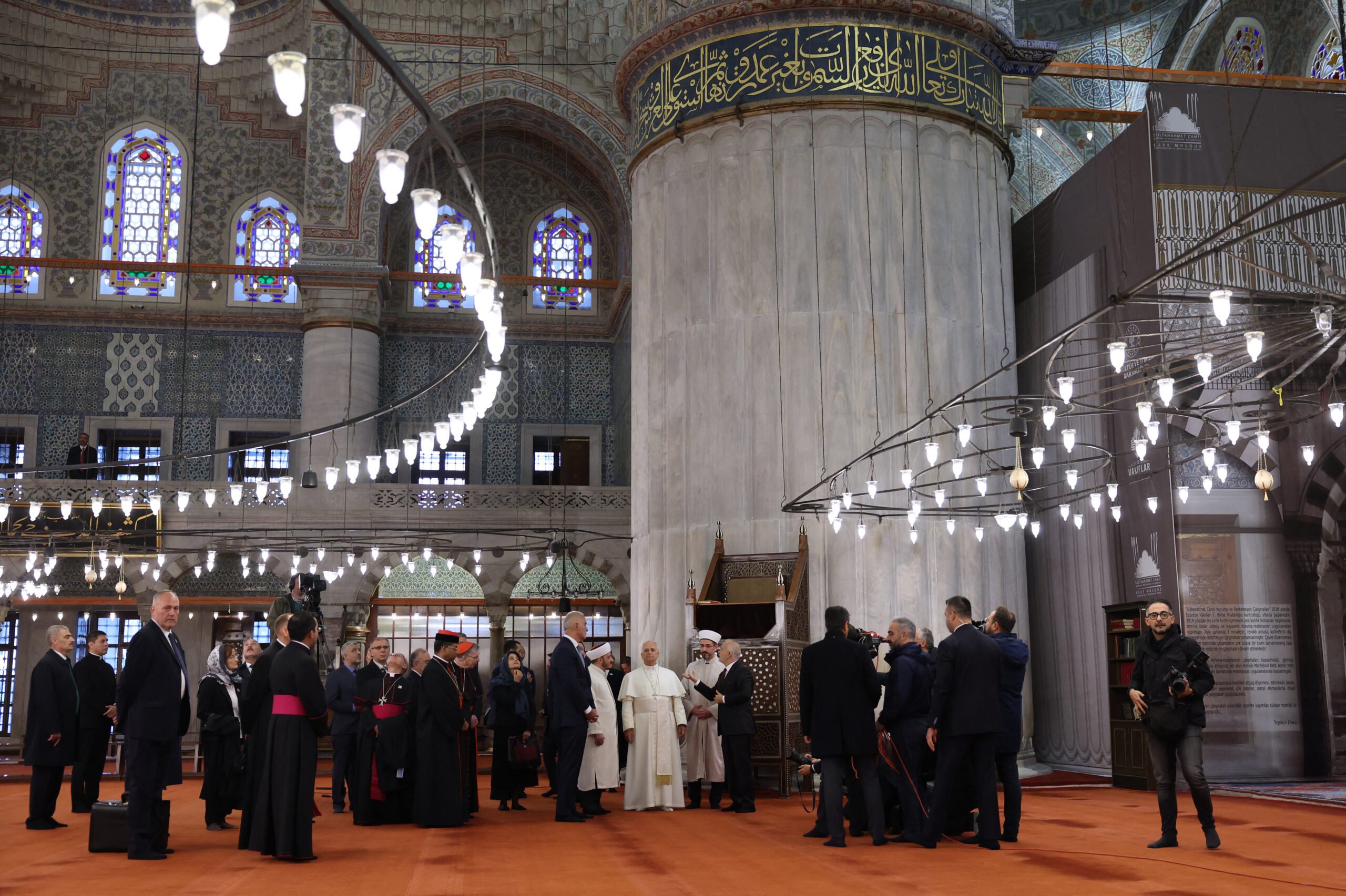 Papst-besichtigt-Blaue-Moschee-in-Istanbul