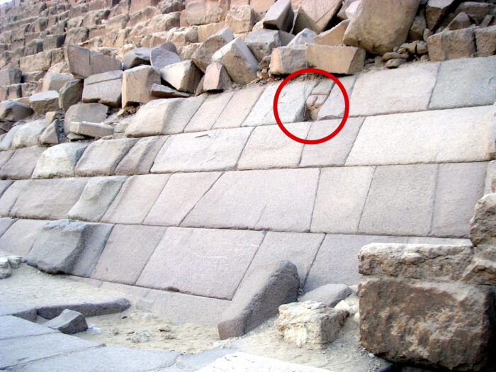 Loch auf der Ostseite der Mykerinos-Pyramide