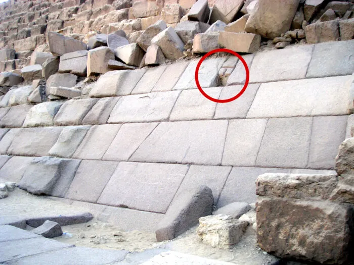 Loch auf der Ostseite der Mykerinos-Pyramide