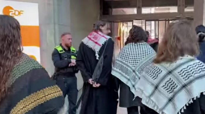 Ein Teil einer propalästinensischen Störergruppe verlässt am 7. November 2025 das ZDF-Hauptstadtstudio. Foto: Bildschirmfoto/YouTube/Focus