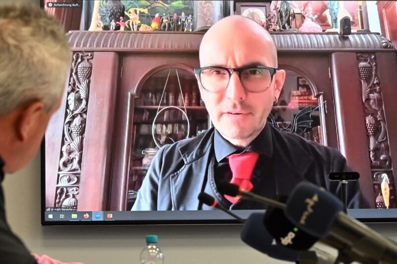 Kriminalbiologe Benecke sagt, er habe ebenfalls eine Probe von Hitlers Blut genommen, von der Lehne des Sofas, auf dem sich Hitler erschossen hat. (Archivbild)