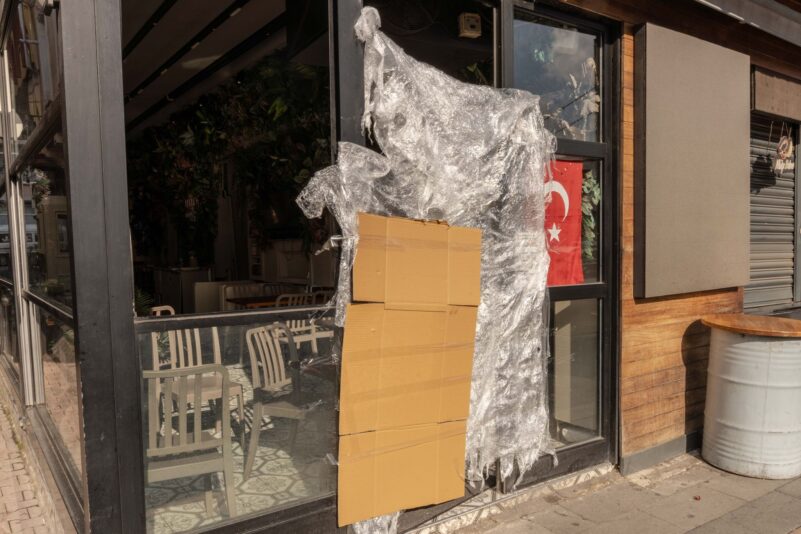 Nach dem Tod der drei und sechs Jahre alten Kinder ist auch die Mutter im Krankenhaus gestorben, wie die Nachrichtenagentur DHA berichtete. Der Vater werde noch auf der Intensivstation behandelt. Im Verdacht steht eine Lebensmittelvergiftung.