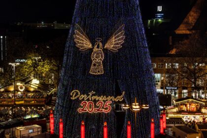 XXL-Weihnachtsbaum in Dortmund leuchtet