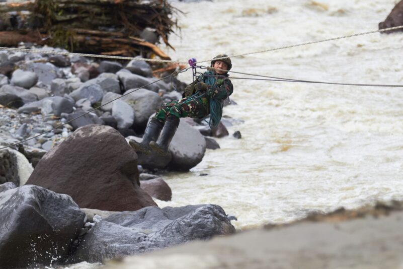 Die Rettungsarbeiten kommen nur schleppend voran.