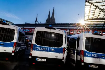 Massenschlägerei mit 340 Fußballfans: Schalke und Dortmund prügeln sich in Köln