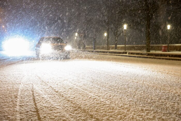 Der erste Schnee in Hamburg führt gleichzeitig auch zu glatten Straßen (Symbolbild)