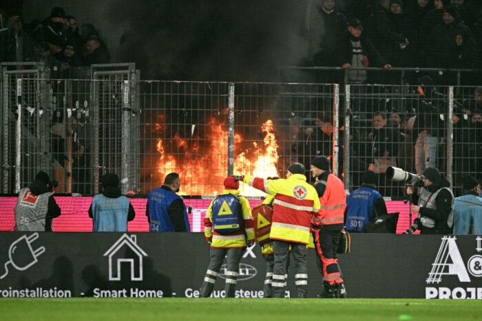 Im Gäste-Block des Kölner Stadions brach am Samstagabend ein Feuer aus.