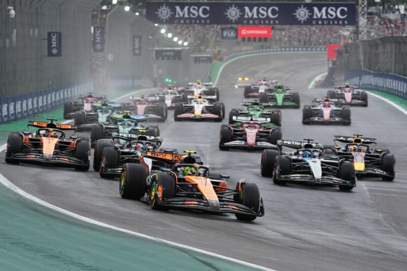 Auf dem Weg zum Start-Ziel-Sieg: Lando Norris (vorn) baute im Sprint seine WM-Führung aus.