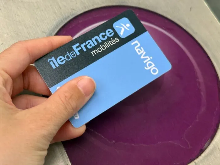 Auf die Navigo-Karten in Paris lassen sich verschiedene Fahrkartentypen herunterladen (Archivbild).