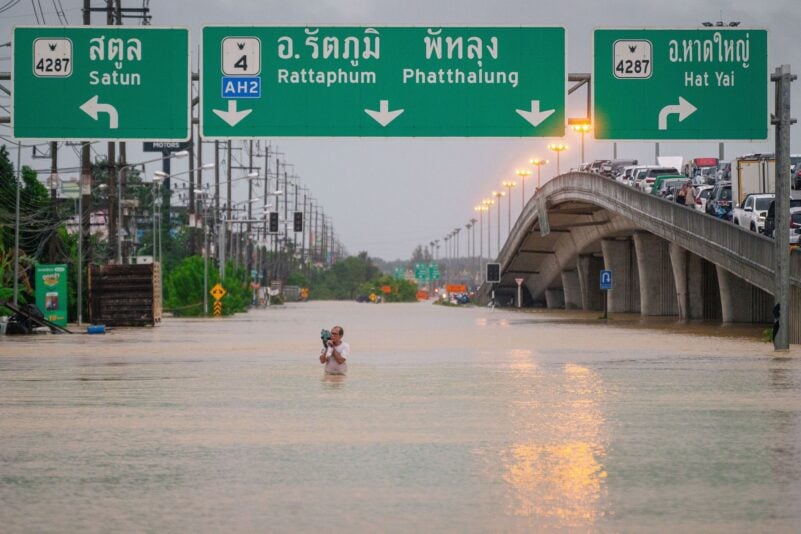 Straßen in Südthailand stehen teils meterhoch unter Wasser