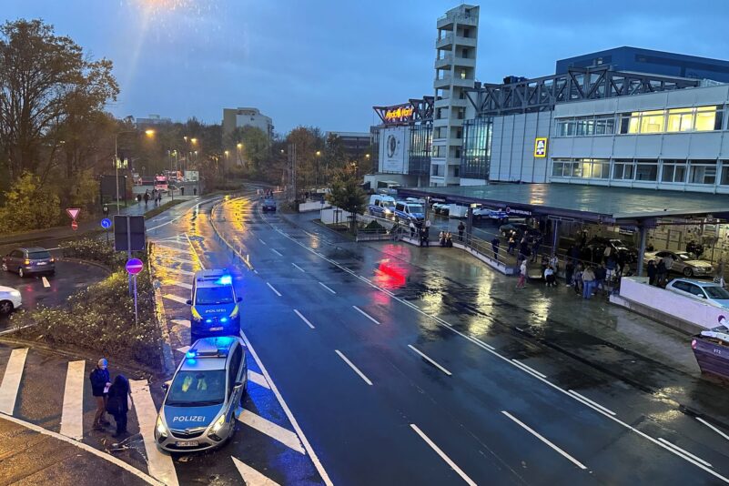 Zunächst konnte die Polizei nicht klären, ob es sich um Böllerlärm oder ein Schussgeräusch gehandelt hatte.