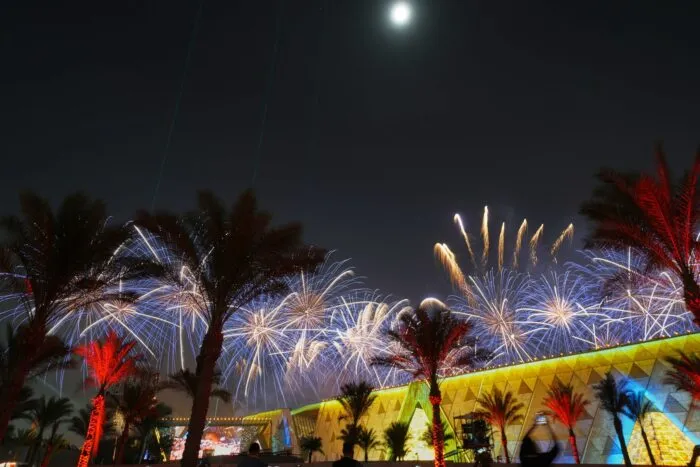 Für die Eröffnung gibt es eine große Musik- und Lichtshow und Feuerwerk.