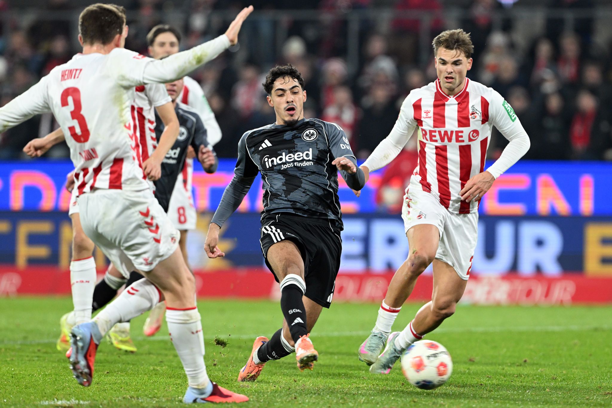 Bundesliga-Eintracht-trotzt-K-lner-Blitzstart-und-Schlussoffensive