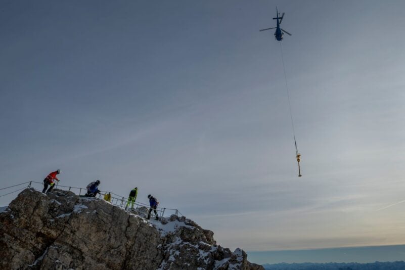 Das Kreuz der Zugspitze wurde für eine Restaurierung ins Tal geflogen.
