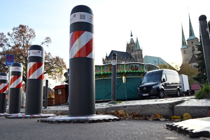 Die deutschen Weihnachtsmärkte werden wie hier in Erfurt mit Pollern und anderen Sperren gesichert.