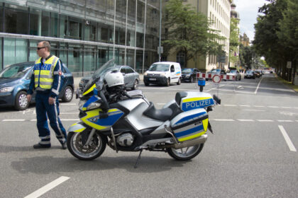 Tödlicher Unfall bei Orban-Eskorte: Prozess gegen Autofahrerin in Stuttgart