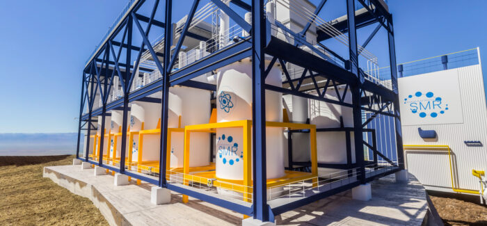 Künstlerische Darstellung sogenannter SMRs, deren Baugruppen vorgefertigt und per LKW zum Aufstellungsort transportiert werden.