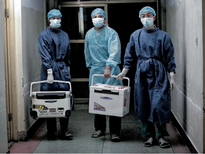 Ärzte transportieren am 16. August 2012 Organe für Transplantationen in einem Krankenhaus in der Provinz Henan, China. Ein kürzlich aufgenommener Hot-Mic-Austausch zwischen dem chinesischen Staatschef Xi Jinping und dem russischen Präsidenten Wladimir Putin über ein längeres Leben durch Organtransplantationen hat Aufmerksamkeit auf ein undurchsichtiges Programm in China gelenkt. Sohu.com/Screenshot via The Epoch Times