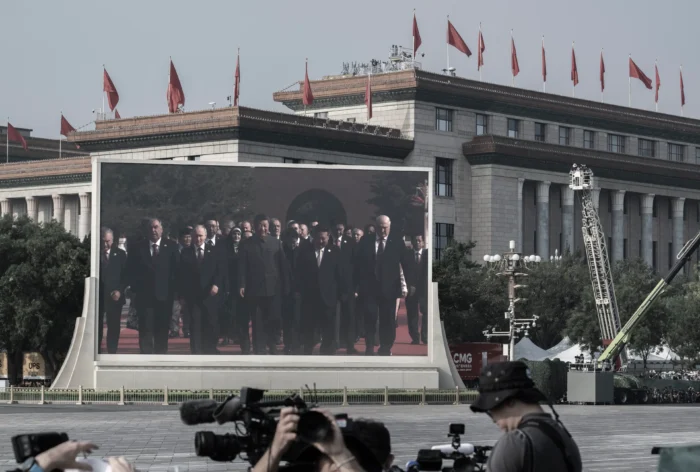 Der chinesische Staatschef Xi Jinping (Mitte), der russische Präsident Wladimir Putin, der nordkoreanische Führer Kim Jong Un und weitere Personen sind am 3. September 2025 auf einem großen Bildschirm zu sehen, als sie zu einer Militärparade auf dem Tiananmen-Platz in Peking eintreffen. Kevin Frayer/Getty Images