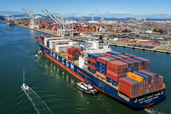 Ein Containerschiff trifft am 10. Oktober 2025 im Hafen von Oakland in Oakland, Kalifornien, ein. Mehrere Bundesgerichte – darunter das U.S. Court of International Trade und das U.S. District Court for the District of Columbia – haben Trumps Zölle für rechtswidrig erklärt, die Durchsetzung ihrer Anordnungen zur Aufhebung der Zölle jedoch aufgeschoben. Foto: Justin Sullivan/Getty Images