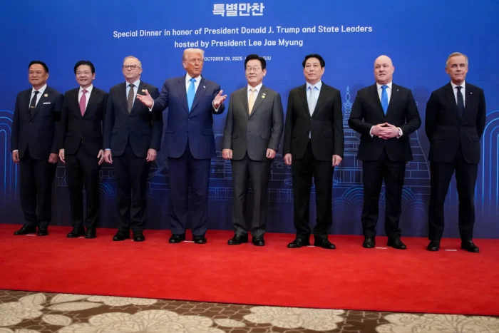 APEC-Staats- und Regierungschefs posieren am 29. Oktober 2025 im Hilton Gyeongju in Gyeongju, Südkorea, für ein Gruppenfoto vor einem Abendessen zu Ehren des US-Präsidenten Donald Trump (4. v. l.) während der APEC-Treffen. Die Trump-Regierung hat Handelsabkommen mit mehreren Ländern geschlossen, darunter dem Vereinigten Königreich, der Europäischen Union, Japan und Südkorea. Foto: Andrew Harnik/Getty Images