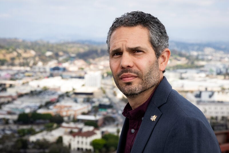 Brian Clark, leitender Sonderermittler der Los-Angeles-Dienststelle der US-Drogenbehörde DEA, blickt am 30. September 2025 über Los Angeles. Clark sagte, dass chinesische Geldwäschenetzwerke in den vergangenen Jahren den Markt beherrscht haben. Foto: John Fredricks/Epoch Times