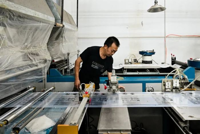 Ein Arbeiter sortiert am 12. August 2025 in Guangzhou (Provinz Guangdong, China) Pakete des Lieferunternehmens Weijiang International, das den von Chinesen gegründeten Onlinehandelsriesen Temu beliefert. Im Februar erklärte US-Präsident Donald Trump die Drogenkrise zur nationalen Notlage und verhängte später einen 20-Prozent-Zoll auf chinesische Waren, mit Verweis auf Chinas Rolle bei der Lieferung von Fentanyl-Vorprodukten und der Geldwäsche für Drogenkartelle. Foto: Adek Berry/AFP via Getty Images