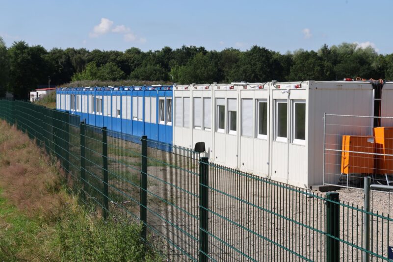 Einige Kommunen nutzen Container nur als Notfallmaßnahme zur Unterbringung von Asylbewerbern, andere auch länger. (Archivbild)