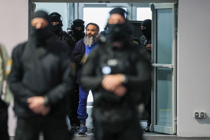 Der Angeklagte Taleb al-Abdulmohsen wird nach einer Pause wieder in den Gerichtssaal im temporären Gerichtsgebäude des Landgerichtes Magdeburg geführt.