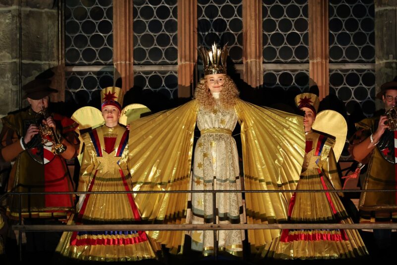 Mit dem feierlichen Prolog eröffnet Nora Falk, das neue Nürnberger Christkind, auf der Empore der Frauenkirche offiziell den Nürnberger Christkindlesmarkt 2025.