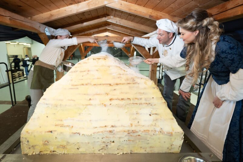 Die Dresdner Stollenbäcker haben ihren Riesenstollen zusammengesetzt.