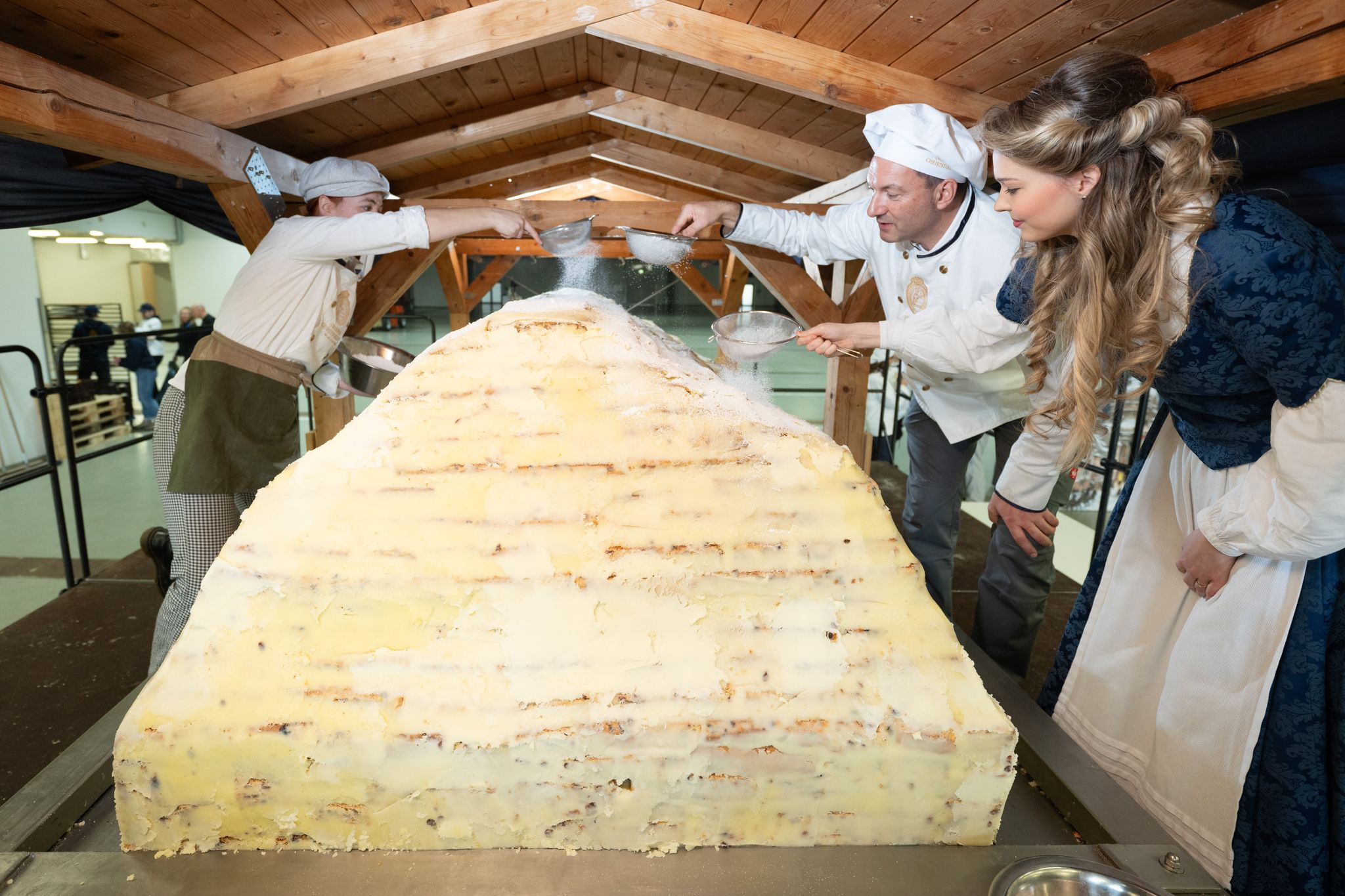 Dresdner-Stollenb-cker-setzen-XXL-Striezel-zusammen