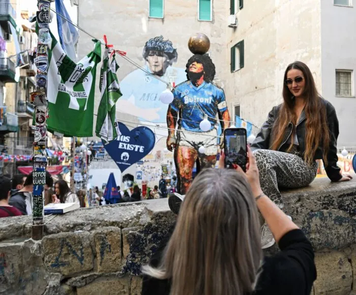 Der Largo Maradona gehört zu den wichtigsten Touristenattraktionen Neapels. (Archivbild)