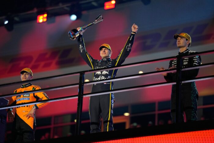 Als Verstappen (Mitte) bei der Siegerehrung jubelte, wusste er noch nicht, wie wertvoll sein Sieg noch werden würde.