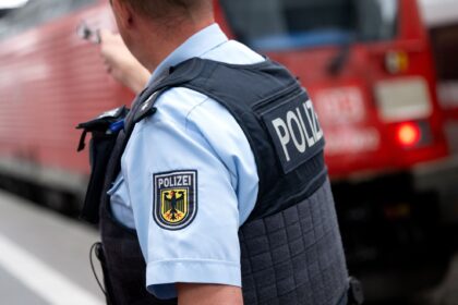 Mann bedroht und verletzt Fahrgäste im Regionalzug