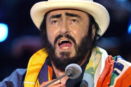 Pavarotti auf der Eisbahn: Denkmal sorgt für Ärger