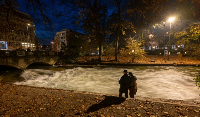 Kein Surfer auf dem Münchner Eisbach - denn die bekannte Welle funktioniert nicht mehr. Die Surfer rätseln über die Gründe. (Archivbild)
