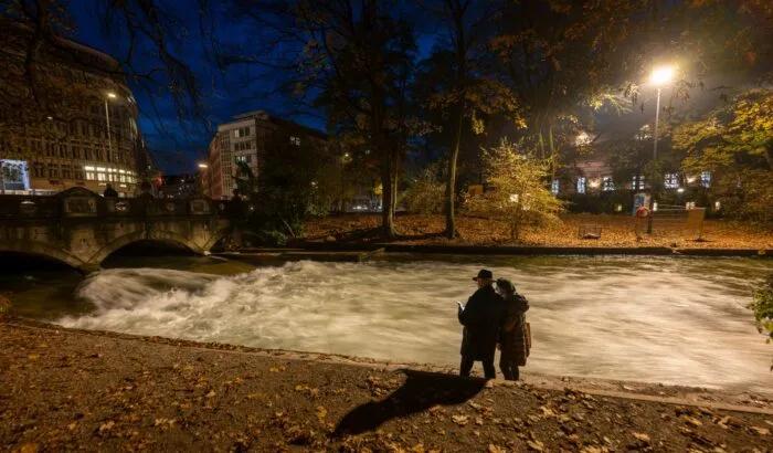 Kein Surfer auf dem Münchner Eisbach - denn die bekannte Welle funktioniert nicht mehr. Die Surfer rätseln über die Gründe. (Archivbild)