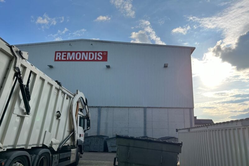 Müllfahrzeug und Container vor einer Remondis-Halle - das Abfallunternehmen ist in vielen Regionen Deutschlands sehr präsent.