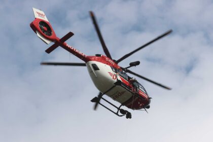 Auto fährt vermutlich unbeabsichtigt in Fußgänger – drei Verletzte