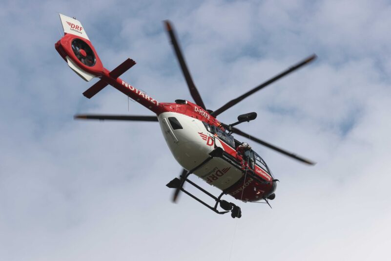 Ein Rettungshubschrauber flog zu dem Unfallort. (Symbolbild)