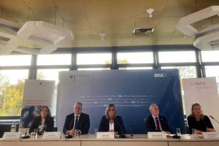 Susanne Schüler (l-r), Staatsanwältin, Harald Kruse, Leiter Generalstaatsanwaltschaft Koblenz, Martina Link, Vizepräsidentin des Bundeskriminalamts, Daniel Thelesklaf, Leider der Finacial Intelligence Unit, und Birgit Rodolphe, Exekutivdirektorin des Geschäftsbereichs Abwicklung und Geldwäscheprävention der BaFin, sitzen bei einer Pressekonferenz beim Bundeskriminalamt nach internationalen Durchsuchungen und Festnahmen gegen mutmaßliche Betrugs- und Geldwäschenetzwerke auf dem Podium.