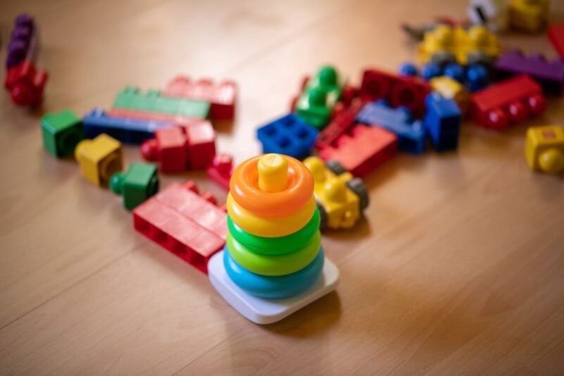 Beim Spielzeugkauf sollten Verbraucherinnen und Verbraucher laut Europol besonders wachsam sein, um Gefahren für Kinder zu vermeiden. (Symbolbild)