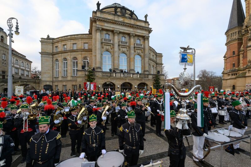 Eine Bergparade läutet in Chemnitz das Kulturhauptstadt-Finale ein.