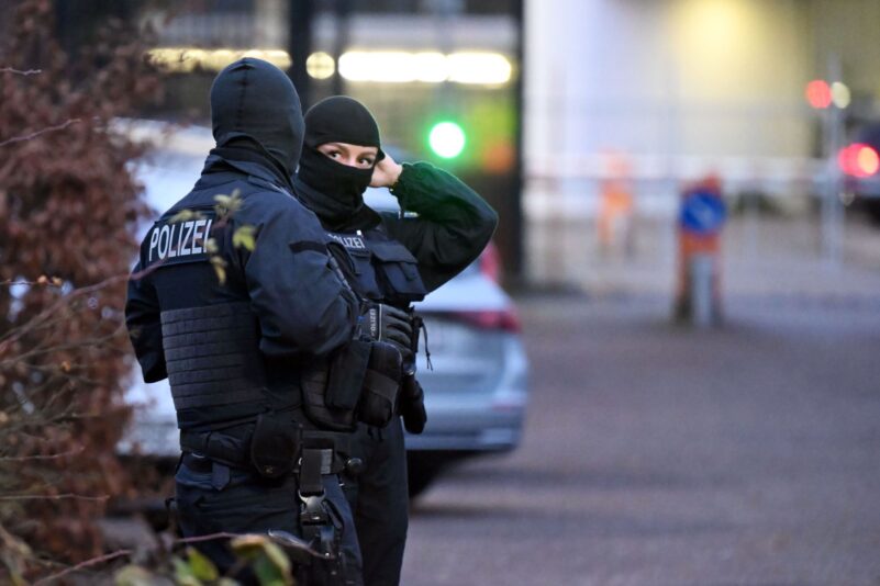 Beamte vor der Haftvorführung des mutmaßlichen Drahtziehers der Anschläge auf die Gasleitung Nord-Stream.