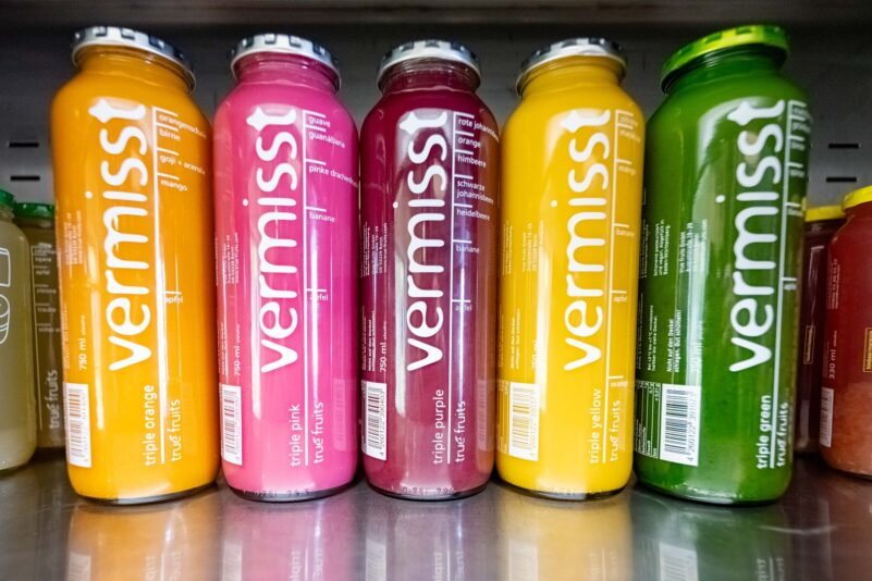 «Vermisst» steht groß auf den Smoothie-Flaschen von True Fruits - auf der Rückseite wird mit Fotos nach zwei seit Jahren vermissten Personen gesucht.