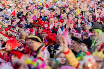 Karnevalshochburgen starten in fünfte Jahreszeit: Jecken-Comeback im „Sunnesching“