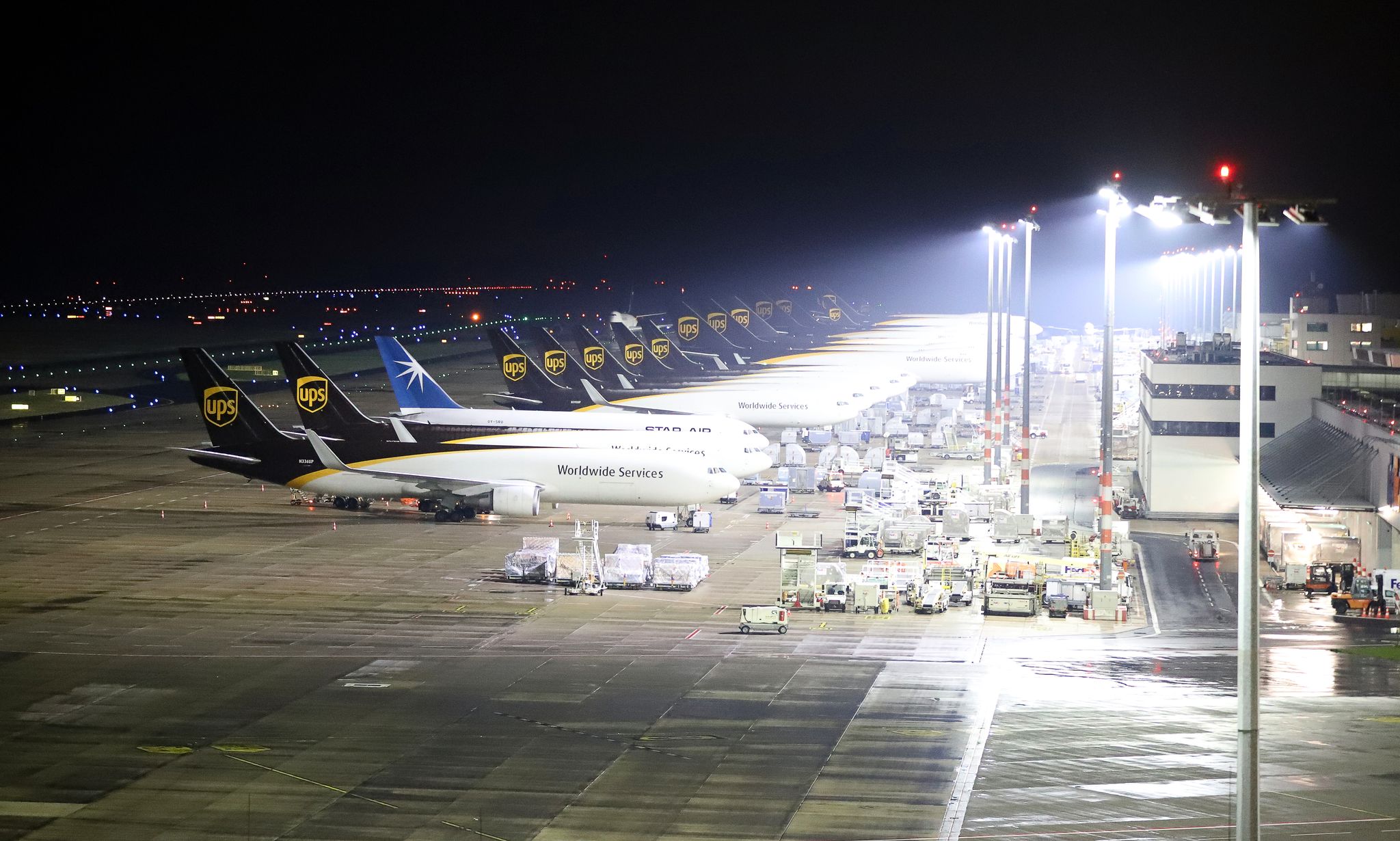 Versp-tete-Passagiere-laufen-auf-Flugfeld-Strafverfahren